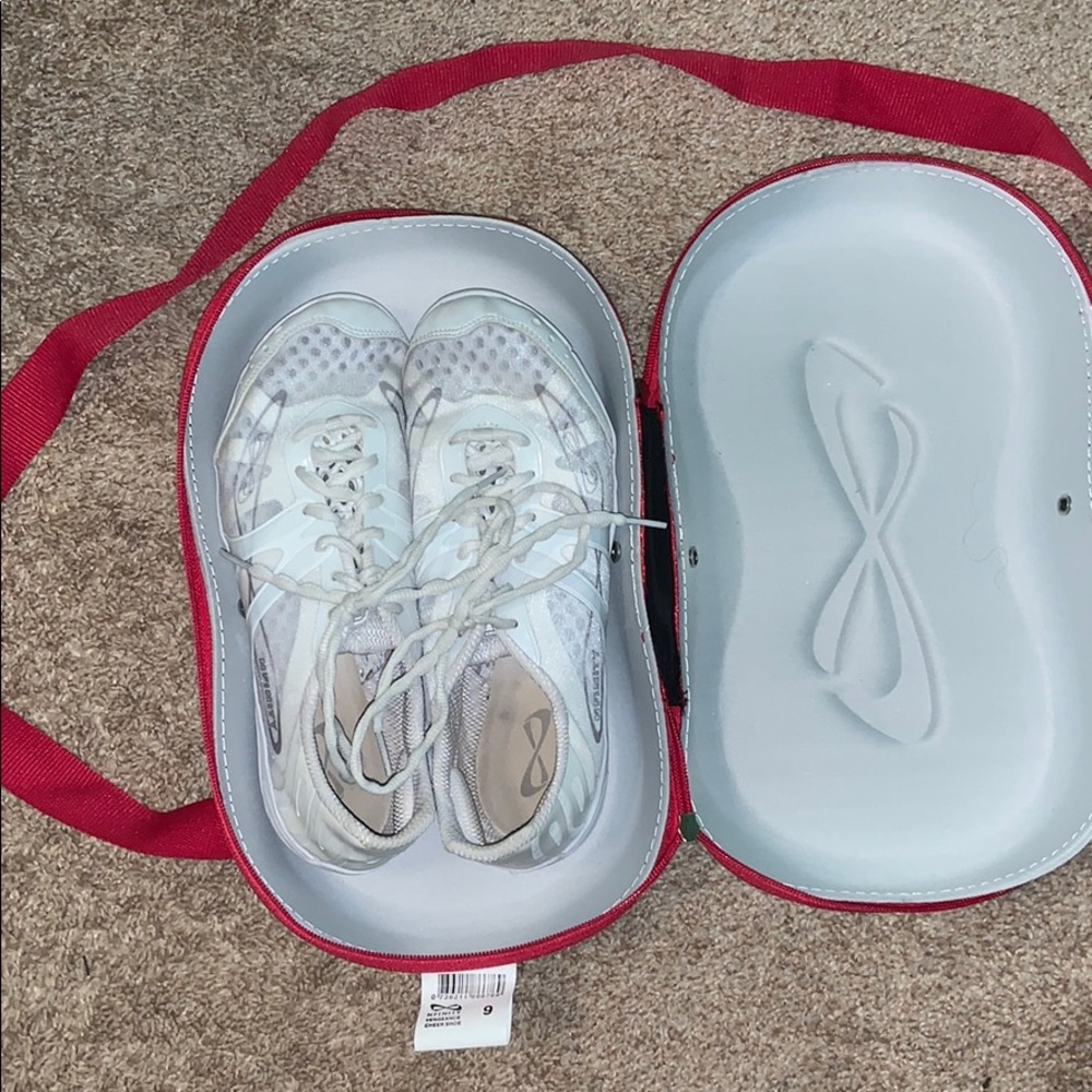 NFINITY VENGEANCE cheer shoes (with the case)
